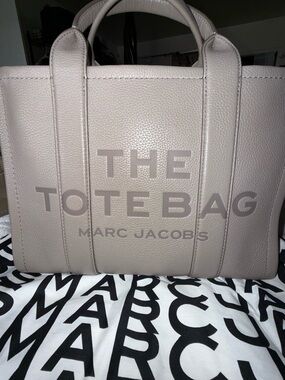 Marc Jacobs The Tote Bag medium in cement.